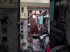 Linea di produzione in fabbrica completamente automatizzata in azione