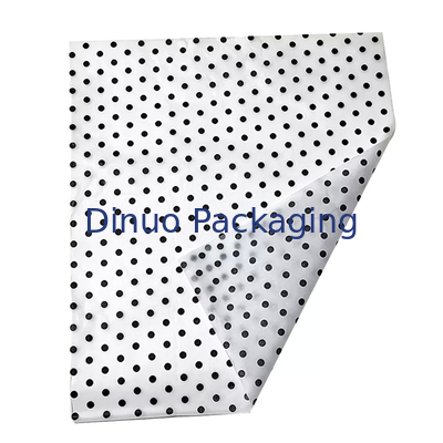 Involucro di carta velina di sfondo a doppio colore a quadretti a pois per smalto per unghie