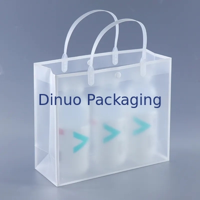 Indumento che imballa le chiare borse d'imballaggio del PVC con il bottone e la mano di plastica