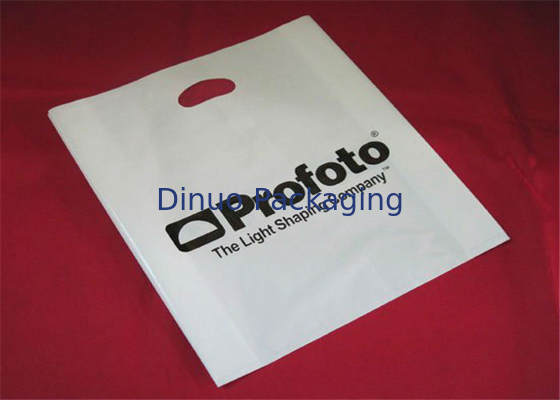 Borse materiali di imballaggio di plastica dell'abbigliamento del LDPE con il logo su ordinazione della maniglia stampate